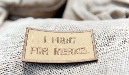 »Ich kämpfe für Merkel« – Aufnäher auf einem Sandsack im Bundesw... »Ich kämpfe für Merkel« – Aufnäher auf einem Sandsack im Bundesw...