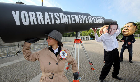 Aktivisten demonstrieren vor dem Reichstagsgebäude in Berlin geg... Aktivisten demonstrieren vor dem Reichstagsgebäude in Berlin geg...