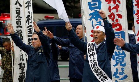 Tokio am 15. August: Ultranationalisten erinnern vor dem Yasukun... Tokio am 15. August: Ultranationalisten erinnern vor dem Yasukun...