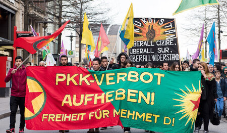 Auch in Hamburg (hier im Februar 2016) wird häufig gegen das PKK... Auch in Hamburg (hier im Februar 2016) wird häufig gegen das PKK...