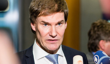 Sonderbarer Auftritt: Dass sein Geld in Cum-Ex-Geschäfte investi...