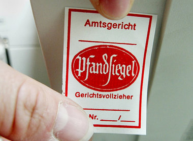 Wer überschuldet ist, steht im Schnitt mit 37000 Euro in der Kre... Wer überschuldet ist, steht im Schnitt mit 37000 Euro in der Kre...
