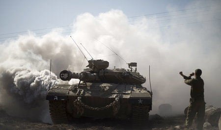 In Stellung gebracht: Ein israelischer Panzer nahe der Grenze zu... In Stellung gebracht: Ein israelischer Panzer nahe der Grenze zu...