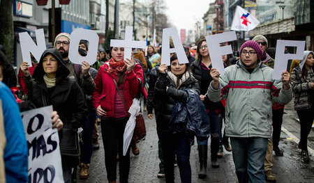 Auf der Straße gegen privates Rentensystem: Seit dem 24. Juli pr... Auf der Straße gegen privates Rentensystem: Seit dem 24. Juli pr...
