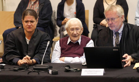 Oskar Gröning (Mitte) während der ersten Urteilsverkündung in Lü... Oskar Gröning (Mitte) während der ersten Urteilsverkündung in Lü...