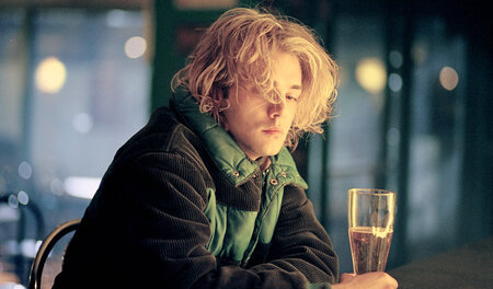 Tom (Xavier Dolan) genehmigt sich ein Bier und erfährt, dass Fra...