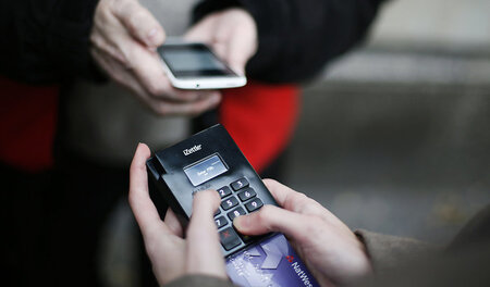 Geld in Schweden wechselt weniger von Hand zu Hand den Besitzer