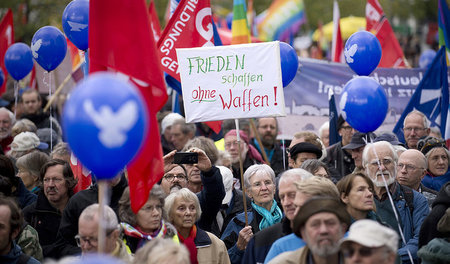 Keine Bundeswehreinsätze und Stopp aller Waffenlieferungen: Frie...