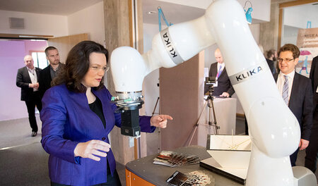 Arbeitsministerin Nahles am Dienstag in einer Ausstellung zum Th...