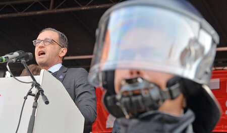 Ohne Helm und ohne Gurt: Justizminister Heiko Maas (SPD, links),...