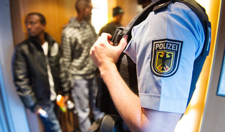 Härtere Abschiebungen, mehr Überwachung, strengere Gesetze: Die ...