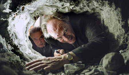 Die Monstranz ist weg. Kluftinger (Herbert Knaup) und Hefele (Jo...