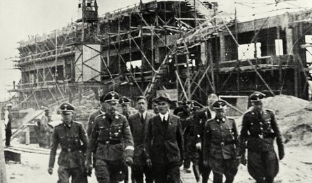 Reichsführer SS, Heinrich Himmler (zweiter von links), besichtig...