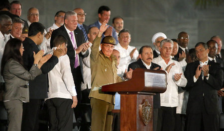 Kubas Präsident Raúl Castro am Rednerpult, zusammen mit ausländi...
