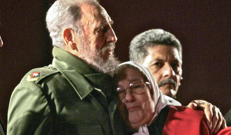 Fidel Castro am 21. Juli 2006 in Córdoba, Argentinien, mit der P... Fidel Castro am 21. Juli 2006 in Córdoba, Argentinien, mit der P...