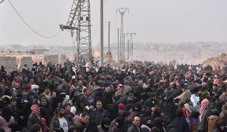 Geflohene Einwohner aus den östlichen Bezirken von Aleppo in ein...