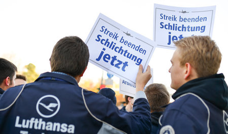 Die Beschäftigten, die gegen die Kundgebung der Piloten demonstr...