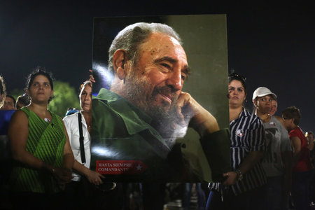 Diese Einwohner Havannas brachten ein Bild Fidels mit zur Großku...