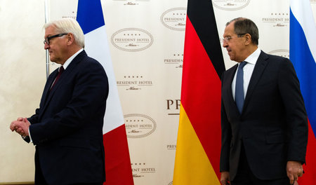BRD-Außenminister Frank-Walter Steinmeier (SPD/l.) und sein russ...