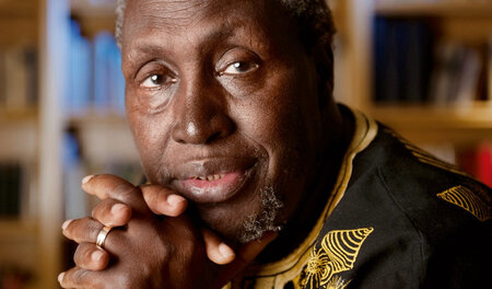 Einer der größten afrikanischen Romanciers erzählt sein Leben: N... Einer der größten afrikanischen Romanciers erzählt sein Leben: N...