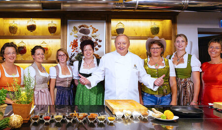 Alfons Schuhbeck und die kochenden Landfrauen: Das Essen leider ... Alfons Schuhbeck und die kochenden Landfrauen: Das Essen leider ...