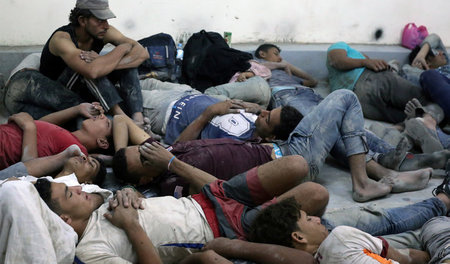 Überlebende des Untergangs ihres Bootes im Mittelmeer im Septemb... Überlebende des Untergangs ihres Bootes im Mittelmeer im Septemb...