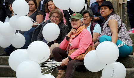 Unterstützer des Friedensprozesses warten am Mittwoch vor dem Ko... Unterstützer des Friedensprozesses warten am Mittwoch vor dem Ko...