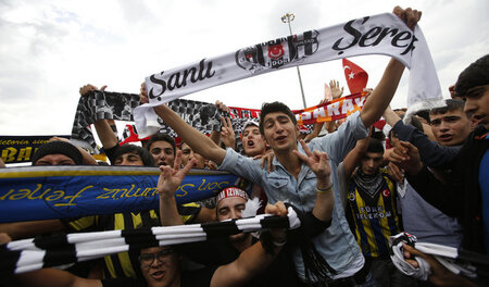 Stadtrivalen, vereinigt: Fans von Besiktas (Schwarzweiß), Galata... Stadtrivalen, vereinigt: Fans von Besiktas (Schwarzweiß), Galata...