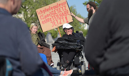 Behinderte Aktivisten demonstrierten am 12. Mai 2016 in Berlin g... Behinderte Aktivisten demonstrierten am 12. Mai 2016 in Berlin g...