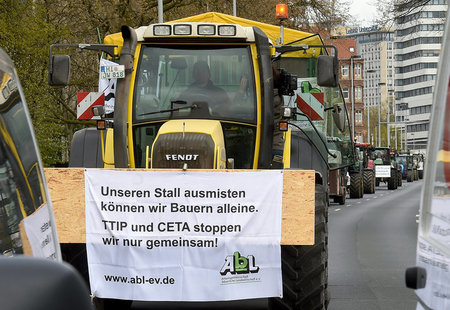 Landwirte waren auf der Anti-TTIP-Demo am 23. April in Hannover ...