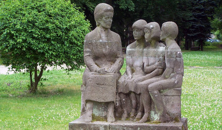 In der DDR trugen Schulen ihren Namen, es gab Gedenktafeln und S... In der DDR trugen Schulen ihren Namen, es gab Gedenktafeln und S...