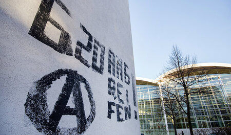 Hauswand gegenüber den Hamburger Messehallen (28. November) Hauswand gegenüber den Hamburger Messehallen (28. November)