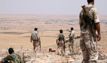 SDF-Kämpfer blicken über die ländlichen Gebiete südlich von Manb... SDF-Kämpfer blicken über die ländlichen Gebiete südlich von Manb...