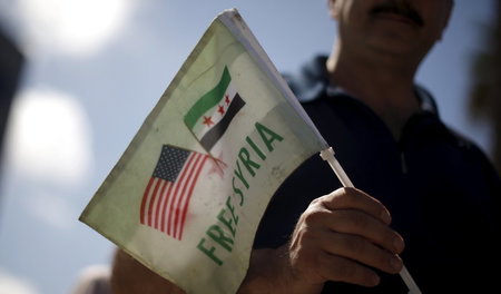 Was wollen die USA in Syrien? Demonstrant am 6. Oktober 2015 vor...