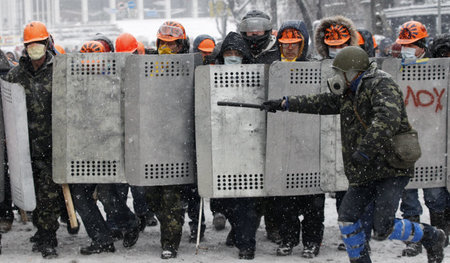 Anhänger der Maidan-Bewegung bei Auseinandersetzungen mit der Po...