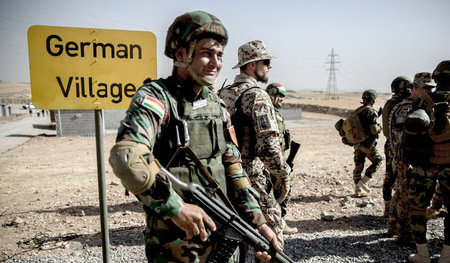 Peschmerga und Soldaten der Bundeswehr am 23.09.2016 vor dem Übu...