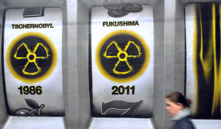 Plakat in München zur Mahnung angesichts zweier SuperGAUs innerh...