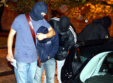 Vermummte Beamte der spanischen Nationalpolizei in Donostia (San...