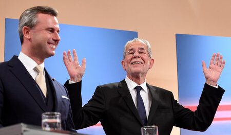 Wahlsieger Alexander Van der Bellen (rechts) und sein Konkurrent...
