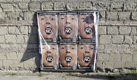 Plakate von Rechtsradikalen mit Bild von Premier Renzi und der A...