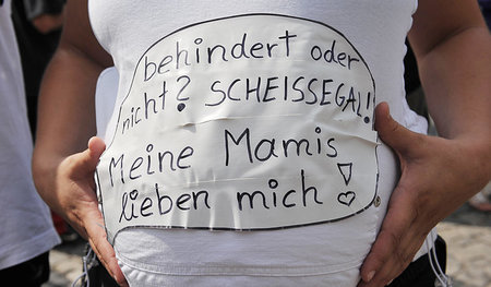 Demonstrantin auf der »Pride Parade« in Berlin (13.7.2013). Behi... Demonstrantin auf der »Pride Parade« in Berlin (13.7.2013). Behi...