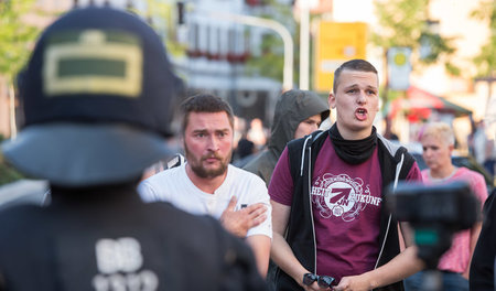 Im Juli 2015 protestierten teils gewaltbereite Rechte gegen eine... Im Juli 2015 protestierten teils gewaltbereite Rechte gegen eine...