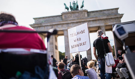 Dutzende Demonstranten versammelten sich am 22.9.2016 vor dem Br... Dutzende Demonstranten versammelten sich am 22.9.2016 vor dem Br...