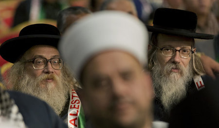 Muslimische Geistliche und antizionistische jüdische Orthodoxe a... Muslimische Geistliche und antizionistische jüdische Orthodoxe a...
