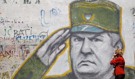 Graffiti mit dem Bild von Ratko Mladic in Belgrad Graffiti mit dem Bild von Ratko Mladic in Belgrad