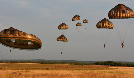 Soldaten des Fallschirmjägerregimentes 26 üben gemeinsam mit Fal...