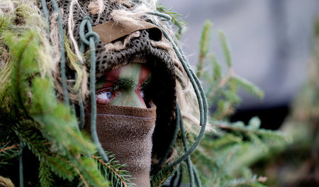 In NATO-Manövern von den USA lernen: Litauischer Soldat während ...