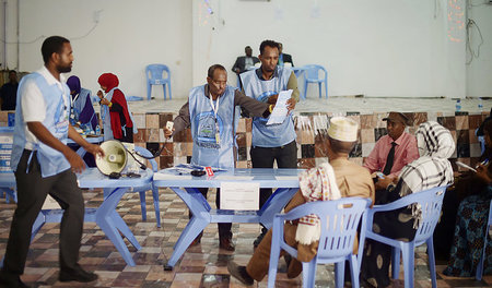 Langer Weg zum Parlament: Wahlleiter in Mogadischu zählen Delegi...