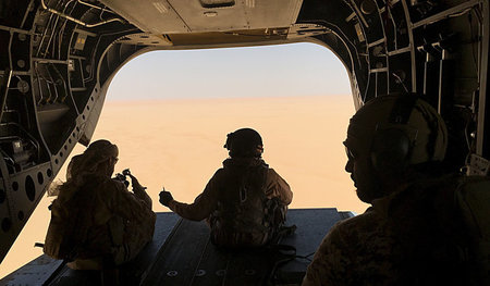 Luftwaffenangehörige der Emirate auf einem Flug von einer Basis ...