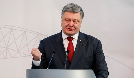 Mit eiserner Faust: Präsident Poroschenkos Regierung bezichtigt ...
